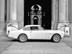 Na dobové fotografii je zachyceno Ferrari 250 GTE z první série, testovaný vůz pochází z poslední, tedy třetí