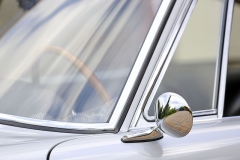 Krása detailů 60. let – studio Pininfarina vtisklo modelu 250 GTE skutečně elegantní tvary, které ještě zvýrazňují vkusné chromové doplňky