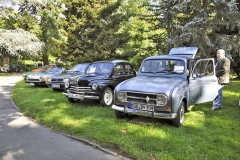 I když sraz spolupořádal Opel, dorazily automobily všech možných značek – včetně Renaultů. Na snímku typ 4CV a typ 4 (vpravo)