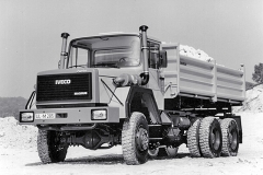 IVECO Magirus 330.30 (24,0 t; 225 kW/306 k), poslední kapotový typ se vzduchem chlazeným motorem