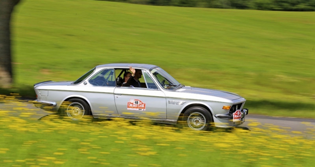 Vítězná posádka Tomáš a Dagmar Fialovi s BMW 3.0 CSI (1971) při průjezdu karlovarskou krajinou Vítězná posádka Tomáš a Dagmar Fialovi s BMW 3.0 CSI (1971) při průjezdu karlovarskou krajinou