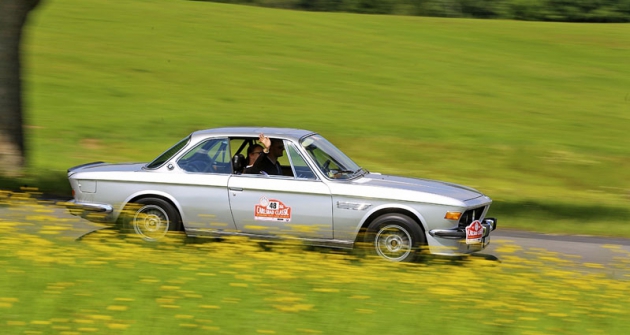 Vítězná posádka Tomáš a Dagmar Fialovi s BMW 3.0 CSI (1971) při průjezdu karlovarskou krajinou