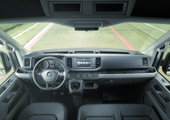 Interiér odpovídá tomu, co ve VW Group považují za komfortní pracoviště řidiče a posádky vozu.