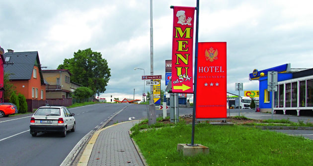 Příjezd k parkovišti na Krnovské ulici. Příjezd k parkovišti na Krnovské ulici.
