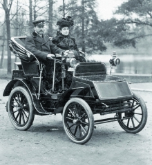 Léon Serpollet s manželkou v parovoze vlastní konstrukce z roku 1900.