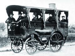 Parní omnibus konstruktéra a vynálezce Amédeé Bolleé zvaný L’Obeissante – Poslušná z let 1872 a 1873 byl pro Léona Serpolleta výzvou ke stavbě podstatně efektivnějšího, lehčího a elegantnějšího paromobilu.