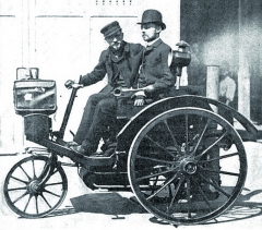 V roce 1890 se vydali Léon Serpollet a jeho přítel Ernest Archaedon na strastiplnou cestu z Paříže do Lyonu ve dvousedadlové parní tříkolce.