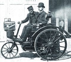 V roce 1890 se vydali Léon Serpollet a jeho přítel Ernest Archaedon na strastiplnou cestu z Paříže do Lyonu ve dvousedadlové parní tříkolce.