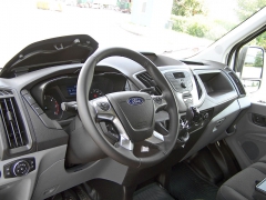 ford – Pracoviště řidiče nabízí dostatek odkládacích míst i dobré ergonomické zpracování