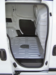 fiat – Zadní křídlové dveře umožňují využít i vysokozdvižný vozík, boční posuvné jsou určené pro ruční manipulaci s nákladem