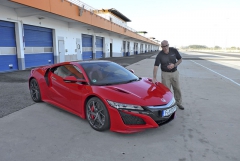 Jason Bilotta, šéfkonstruktér projektu NSX, nám podrobně popsal a vysvětlil detaily vnějšího aerodynamického řešení vozu Honda NSX