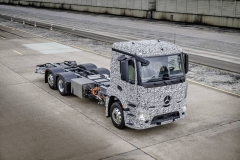 Maskovaný prototyp středního nákladního vozidla Mercedes-Benz Urban eTruck