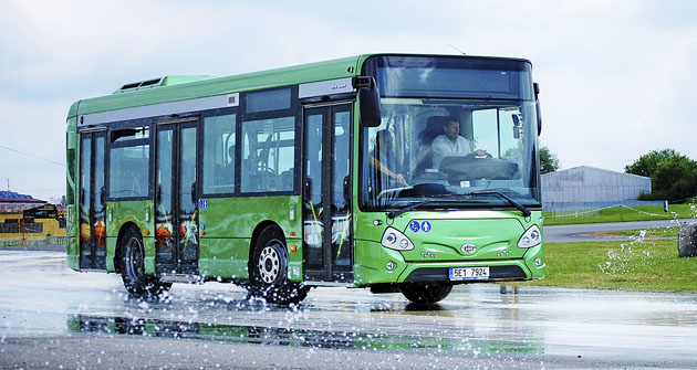 Průjezd prudkou zatáčkou autobusu Iveco Urbanway