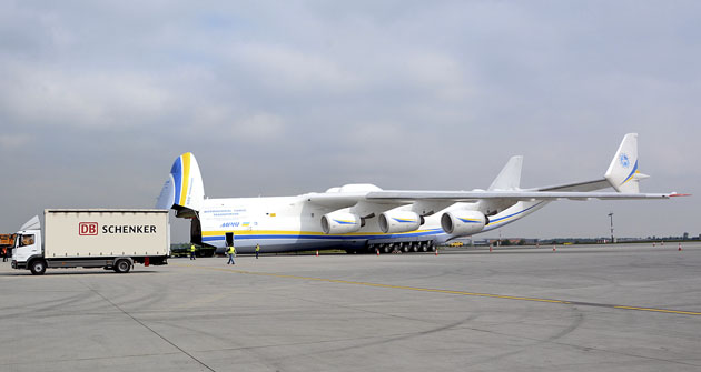 Antonov AN-225 Mrija připraven na letišti k nakládání 