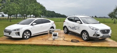 Připravena pro nás byla názorná demonstrace situace, v níž vůz Hyundai ix35 Fuel Cell svými palivovými články dobíjel baterie přistaveného Ioniqu EV