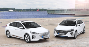 Ioniq EV (vlevo) se od hybridního provedení HEV (vpravo) na první pohled liší zcela zakrytou maskou chladiče a světle šedými plastovými doplňky v oblasti nárazníků a boků