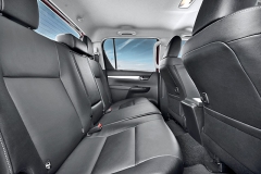 Provedení Double Cab nabízí slušný prostor na zadních sedadlech