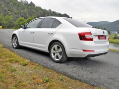 Tak jako ostatní typy třetí generace, i její nejmladší přírůstek Octavia 1.0 TSI má přitažlivý design střízlivě elegantní karoserie, v testované verzi zdůrazněný 17“ koly