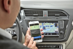 Praktická je možnost zaslání trasy nebo cíle cesty z telefonu přímo do navigačního systému automobilu
