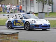 Václav Pech (Porsche 911 GT3), velmi rychlý stíhač továrního týmu Škoda (jeho představitelé se trochu divili, že vlastně účast vozů GT schválili)