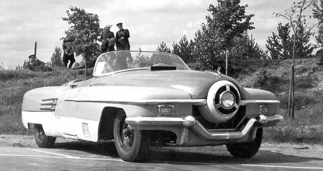 Prototyp ZIL 112, nemotorně působící a zoufale zpracovaná kopie konceptu Buick LeSabre (1951) z pera Harleye Earla, ve své původní podobě z roku 1952 