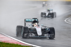 Lewis Hamilton (Mercedes-AMG) podlehl v deštivé kvalifikaci týmovému kolegovi Nicovi Rosbergovi