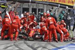 Sebastian Vettel (Ferrari) obklopený mechaniky při zastávce v boxech