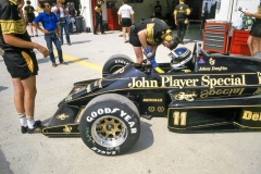 1986: Britský šlechtic Johnny Dumfries (Lotus) překvapil pátým místem...