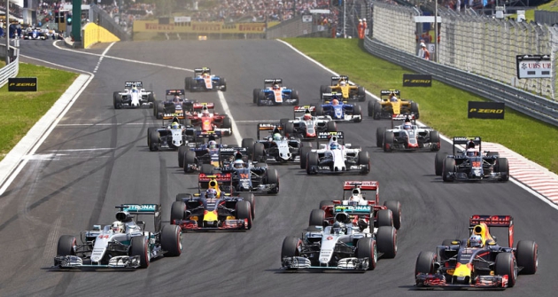 Lewis Hamilton v letošní Grand Prix na Hungaroringu v nájezdu do první zatáčky předjel Nico Rosberga, startujícího  z pole position