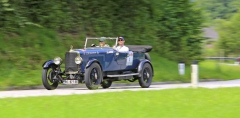 Prvních 27 automobilů startovního pole bylo vyrobeno před druhou světovou válkou. Mezi ně patří i tento Sunbeam z roku 1927 s otevřenou karoserií