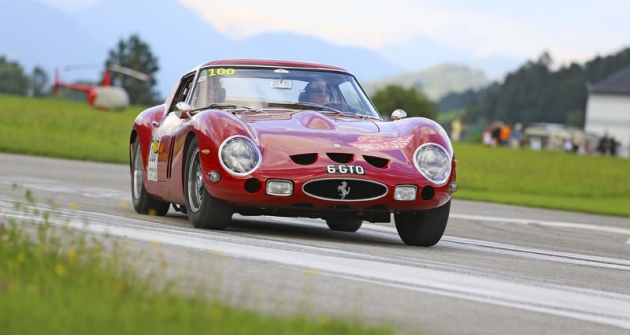 Cena jedinečného Ferrari 250 GTO (1962) stoupá přes 30 milionů eur, ale dvojici britských gentlemanů to nezabránilo ve svižné jízdě