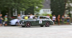 Aston Martin DB 2/4 (1954, šestiválec 2,6 litru) představuje britskou klasiku 50. let