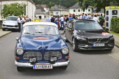 Volvo 122 S Rallye (1958, čtyřválec 1,6 litru) pózuje s novým modelem V90