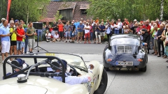 K vidění byla celá řada vozů Porsche (například typ 356), ale třeba i AC Cobra (1964, v popředí) s motorem V8 a výkonem 420 koní