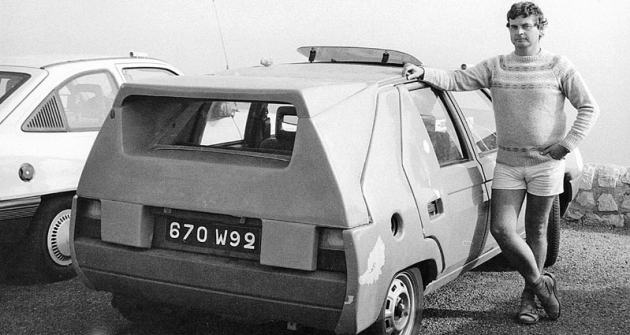 Ing. Mansfeld v létě 1985 u maskovaného prototypu Škoda Favorit při vysokohorských zkouškách a výjezdu na Mont Ventoux, známý kopec Tour de France. Testy odladění palivového systému a startovatelnosti v letních podmínkách byly prováděny společně s pracovníky firmy Pierburg