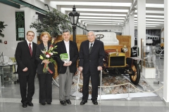 Rok 2008, momentka ze křtu knihy V soukolí okřídleného šípu Dr. Petra Hrdličky, CSc. Dr. Martin Hrdlička, Ing. Jaroslav Mansfeld a Ing. Milan Jozíf s chotí