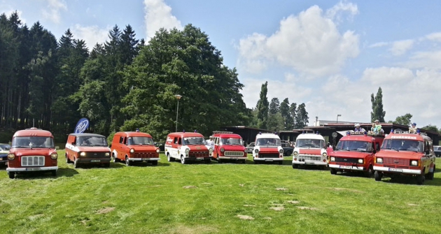 Zcela neplánovaně se zde setkalo devět hasičských vozů Ford Transit první generace