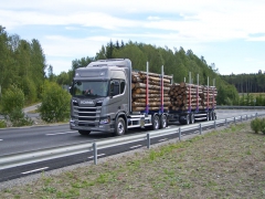 Scania R500 B6x2NB, celková hmotnost 53,3 tuny, délka soupravy 24 m