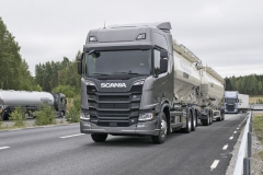 Scania R730 B6x2BN, celková hmotnost 58 tun, délka soupravy 24 m