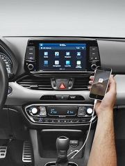 Samozřejmostí je možnost využívání obsahu telefonu systémem vozu. Zde Apple CarPlay