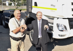 Majitel „africké“ Tatry Jean Philippe a technický ředitel Tatra Trucks Radek Smolka si slavnostně předávají klíčky od vozů