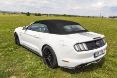 Ani s nataženou střechou nepůsobí Mustang Convertible odpudivě! Proti kupé navíc nabízí více místa pro hlavy cestujících vzadu...