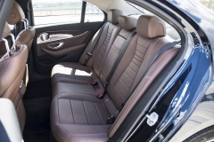 Komfort poskytovaný zadními sedadly je příkladný. Mají dostatečně dlouhé sedáky, příjemný sklon opěradel a mezi sedákem a stropem je 914 mm