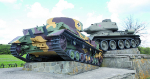 Několik kilometrů od města Svidník je umístěn památník s názvem „Taran“. Pod vysokým bojovým tlakem i takto ničili sovětské tanky T 34 své  nacistické protějšky.
