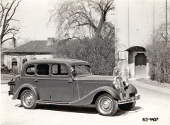 Pětimístný sedan Škoda 645 se šesti bočními okny na snímku z jara 1934
