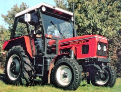 Traktory Zetor neustále sílily, na snímku typ 5011 s novou přídí (tříválec 37 kW/50 k)