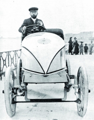 Za volantem rekordního speciálu Serpollet „Velikonoční vajíčko“ v roce 1902 na Anglické promenádě v Nice.