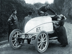 „Velikonoční vajíčko“, za volant nastupuje Hubert Le Blon, z druhé strany se dostává „do sedla“ Madame Le Blon. Rok 1902.