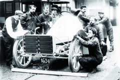 Závodní Gardner-Serpollet na okruhu v Ardenách v roce 1904. Na přídi vozidla kondenzátor páry.