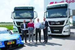 Na společném snímku z předávání symbolického klíče (zleva doprava): Sascha Jennewein z marketingu MAN Truck &amp; Bus, Edoardo Mortara, pilot Audi Sport v sérii DTM, Dieter Gass, šéf DTM v Audi Sport a Björn Loose, vedoucí marketingu v MAN Truck &amp; bus.